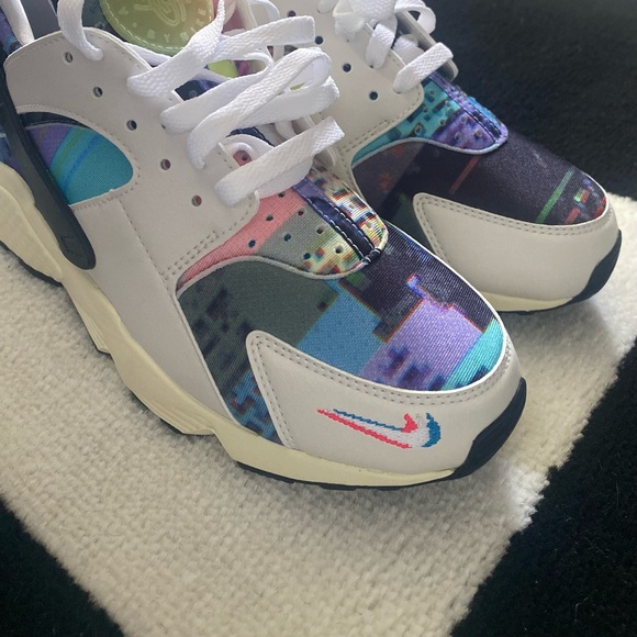 W NIKE AIR HUARACHE SE - Picture 2 of 10